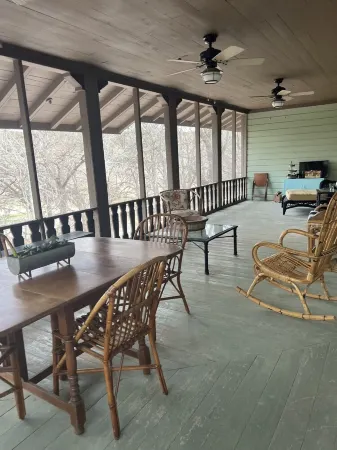 Completely renovated 1930s Cottage on the Guadalupe River. Ideal location! Отели рядом с достопримечательностью «Guadalupe River»