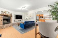 Hot tub, pool, bbq, game room near downtown