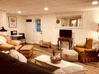 Tranquil Wooded King Bed Suite Close to Everything