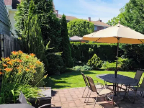 Quaint duplex with private yard. Walk to beach, dining, & shopping! Hotels in Greenwich