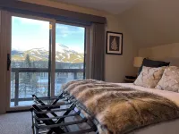 New, in town, incredible views, hot tub, walk/ride free shuttle, Ski Chalet!