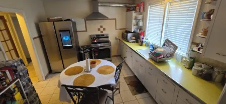 Charming 2-bedroom house with WiFi, AC in superb Greenwich Township