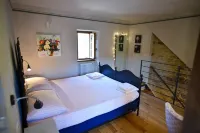 Hibiscus of Gautier, suggestive small house with private garden in a medieval village