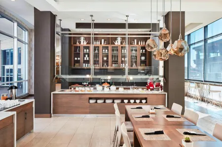 AC Hotel Cincinnati at the Banks Отели рядом с достопримечательностью «Cincinnati Museum Center at Union Terminal»