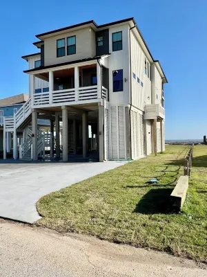 Modern Beachfront Retreat in Crystal Beach – Pool, Elevator & Sleeps 20