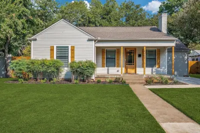 Stunning home centrally located by Bluffview Hotels in Love Field Area