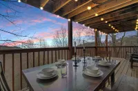 Stunning View! 4.5miles 2 Dollywood & Park –2 Kings, HotTub, PoolTable Fireplace - Hytter