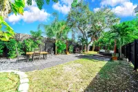 2BD Historic Lake Worth Cottage Walk to Lake Ave