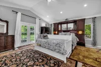 Luxurious Private Estate with Hot Tub. Game Room, Grand Piano- Near Ski Resort فنادق في هولاداي