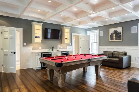 Expansive Modern Farm House On 8 Park-Like Acres