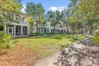 Spacious 5 bedroom Watercolor Home- close to pool, yard. INC. GOLF CART+4 BIKES