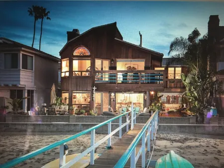 Best Location on Exclusive North Bay Front, Balboa Island Отели рядом с достопримечательностью «Ньюпорт-Бич»