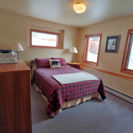 Beautiful Mountain views, 5 ski areas, Nat'l forest hiking, biking, lakes.