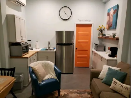 Studio - direct 2 min beach walk with public access end of street.