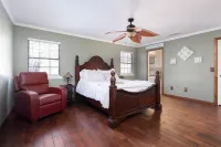 Spacious Welcoming Oasis With Gameroom