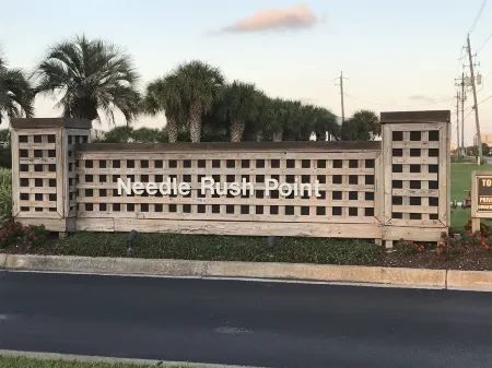 Walk to Flora-Bama, 15% weekly discount, Ground Level, Private Beach, Boat Slips Отели рядом с достопримечательностью «Perdido Key Beach»