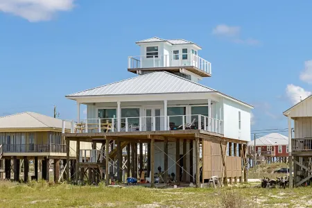 Beachfront Bay and Gulf  , Lookout and Pier , Crab Traps , Fishin Poles !!
