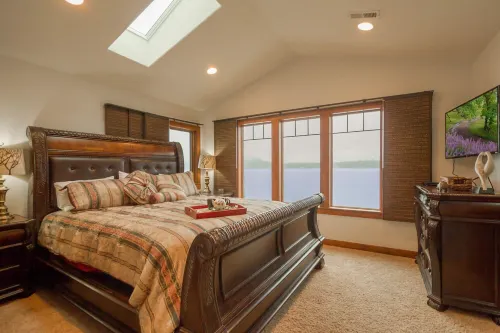 Lakefront Luxury on Deer Lake