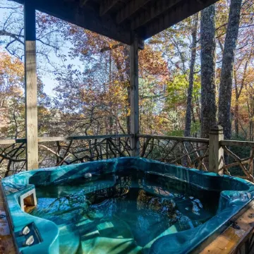 Rustic mountain cabin. Pet-friendly, 3 story, 4 bedrooms, hot tub & kids' zone ⛰