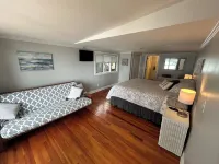 Large Newly Remodeled Lake house right on the water. Sleeps 24+ - con encanto