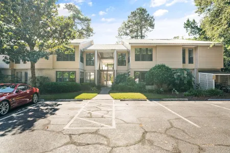 Beautiful South Island, Fully Remodeled, 3 Bedroom Escape with Sunroom Отели рядом с достопримечательностью «St. Simons Island Lighthouse Museum»