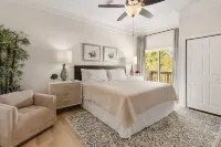 Family Guesthouse with Pool Views minutes from Nokomis Beach Hotels in Osprey