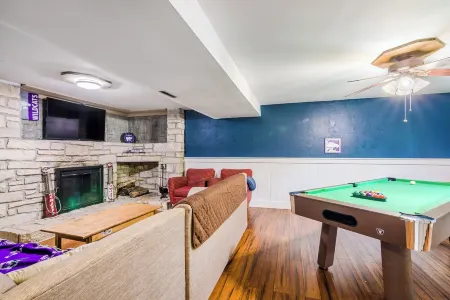 Tailgate House Near Stadium! Fire pit, basketball ct, pool table! Cozy and fun! Отели рядом с достопримечательностью «Kansas State University Gardens»