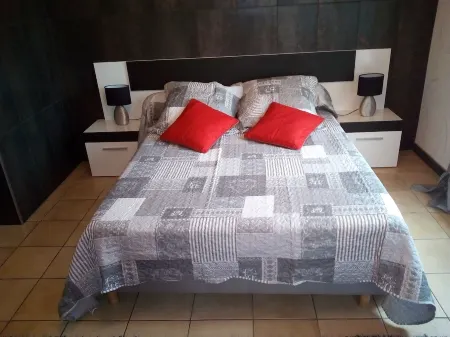 Close to center, comfort room in air-conditioned villa sauna, billiard, garden Отели рядом с достопримечательностью «Университет Перпиньян Виа Домитьа»