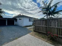 Modern than 3 bedroom house  with office space in the center of Kallangur Hotels in Redcliffe