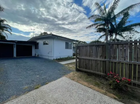 Modern than 3 bedroom house  with office space in the center of Kallangur