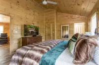 Brand new/Luxury Cabin/ 2 min to Dollywood/Hot-tub