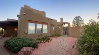 Awe-inspiring setting, private heated pool/spa, just close enough to the action