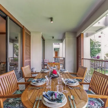 2 Bedroom Luxury Condo at the Terrace. Walk to Beach & Hotel.