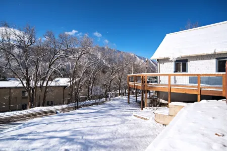 Historic Renovated Home Steps to dwtn & Hot Springs Pools, large deck, firepit Отели рядом с достопримечательностью «The Hideout at Glenwood Springs»