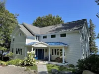 Sailor's Valentine: Bayfront Home on Private Beach and Hot Tub!