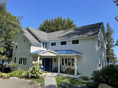 Sailor's Valentine: Bayfront Home on Private Beach and Hot Tub!