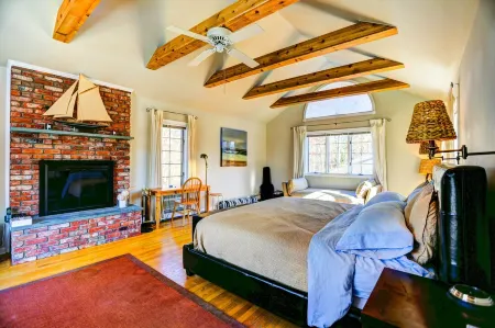 Beautiful, Private & Spacious, Cozy Hamptons Retreat,  Sleeps 15, Peloton Bike+ Отели рядом с достопримечательностью «Hank's Pumpkintown‎»