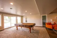 Huge Lakefront House - sleeps 22! Private Dock! Boating, Water Skiing, Rafting!