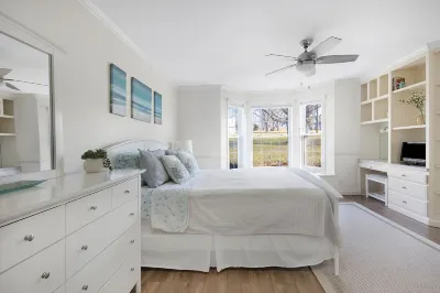 Lakefront, Swimming pool family home minutes from downtown Nashville
