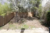 Midtown Townhouse - 15 mins to Ft Moore Coca-Cola Space Science Center附近的飯店