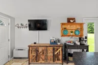Charming Woodstock Skylight Retreat- Just 10 Minutes from Loon Mountain!