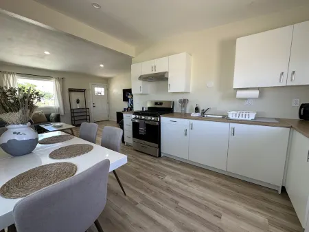 Cozy Modern 2BR House Отели в г. Туэнтинайн-Палмс