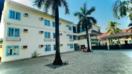 Silver Sands Beach Resort Отели рядом с достопримечательностью «Мирасол Лейк Гарден»