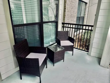 "Relax in Style":Charming 2-Bed,2-Bath Getaway Perfect for Families of Couples! Отели рядом с достопримечательностью «Периметр Молл»