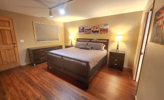Sunrise Chalet at Wapato Point, Sleeps 12, Half Block to Sandy Beach Waterfront