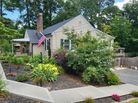 Relaxing sanctuary and getaway. Pet friendly! Отели рядом с достопримечательностью «Kure CBD & Vape»