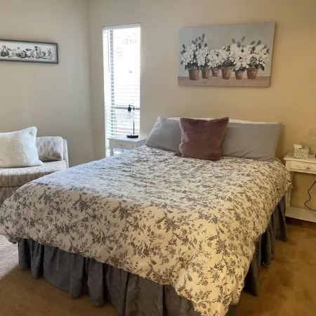 Comfy ski and mountain bike condo walking distance to lift!