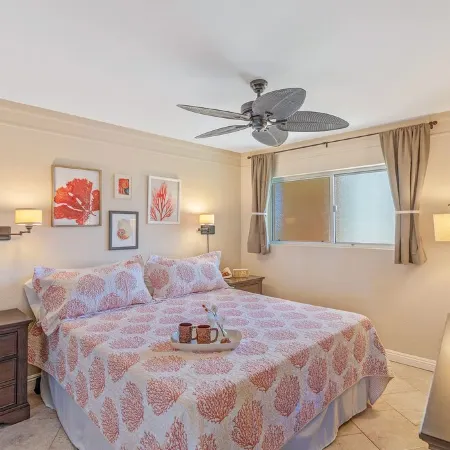 The Maui Moon Oceanfront Condo- Perfect for couples!