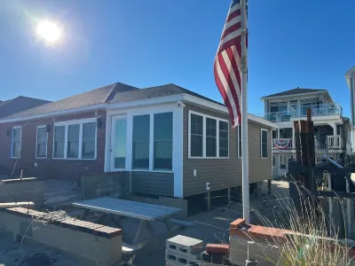 Cozy 2-bedroom apartment in charmingSalisbury with WiFi, AC. Right on the beach