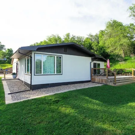 Charming Lake House within Walking Distance from Lake